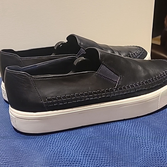 Vince black leather slip on sz.8.5 M.. (#1104) EC. - Picture 6 of 11